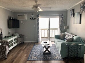 Smart-tv, böcker och en stereo