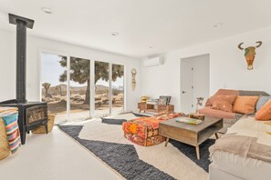 Caminetto, libri, biblioteca musicale, impianto stereo