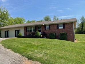 Exterior - Autumn BreezeCountry Home-near to all area attractions amusements & adventures!! (Dandridge)