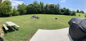 Outdoor dining - Autumn BreezeCountry Home-near to all area attractions amusements & adventures!! (Dandridge)