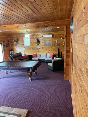 Living area - Autumn BreezeCountry Home-near to all area attractions amusements & adventures!! (Dandridge)