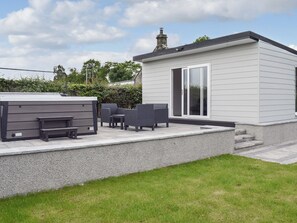 Terrace/patio - The Wee White Cottage (Stirling)
