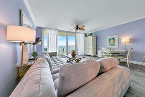 TV - 🏝️Gulf FRONT-Balcony-Hot Tubs-Fitness Center-Emerald Beach 1035🏝️ (Panama City Beach)