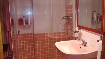 Een douche, een haardroger, een bidet, handdoeken