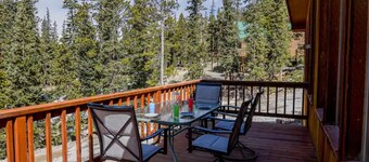 Mountain base camp, 2 bedroom, wood stove amazing views, Middle of everything