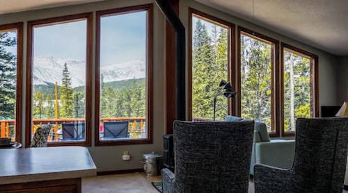 Mountain base camp, 2 bedroom, wood stove amazing views, Middle of everything