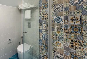 Douche, sèche-cheveux, serviettes fournies, savon