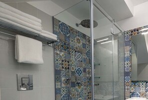 Chuveiro, secador de cabelo, toalhas de banho, sabonete