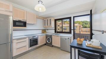 Frigorífico, microondas, horno y placa de cocina