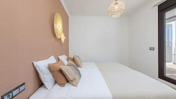 3 slaapkamers, een bureau, een strijkplank/strijkijzer, reisbedje