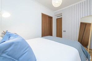 3 bedrooms, desk, iron/ironing board, travel crib