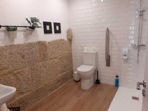 Een douche, een haardroger, handdoeken, toiletpapier