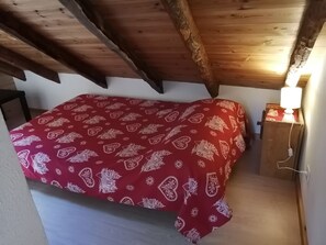 5 bedrooms, desk, iron/ironing board, bed sheets