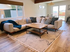 Smart TV, chimenea, libros