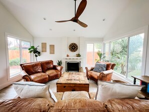 Smart TV, chimenea, libros