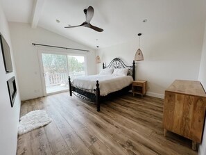 4 bedrooms, desk, travel cot, free WiFi