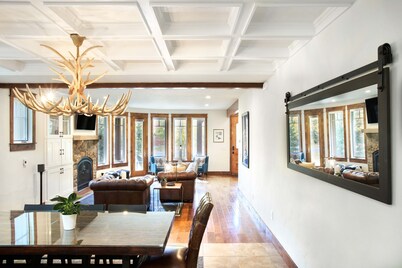 NEW Spacious bright home. Stunning Mountain Views, Close to resorts and downtown