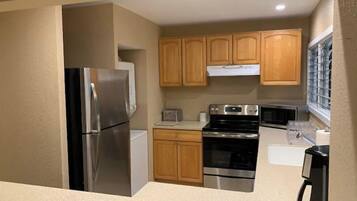 Een koelkast, een microgolfoven, een oven, een kookplaat