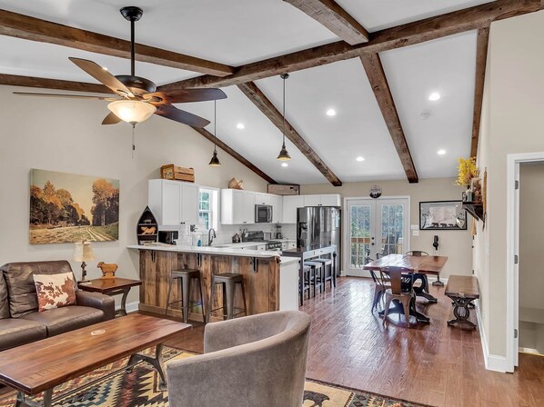 Télévision, lecteur de DVD, baby-foot, table de tennis de table