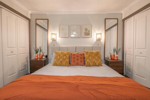 6 bedrooms, desk, iron/ironing board, free WiFi