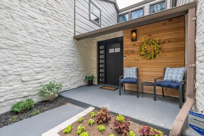 Charming 5 Bedroom w/ Self Check-In, Garage Parking & Pet Friendly