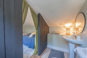 Combined shower/bathtub, hair dryer, towels, soap
