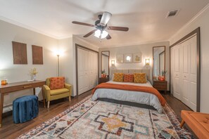 5 bedrooms, desk, iron/ironing board, travel cot - Charming 5 Bedroom w/ Self Check-In, Garage Parking & Pet Friendly (Temple)