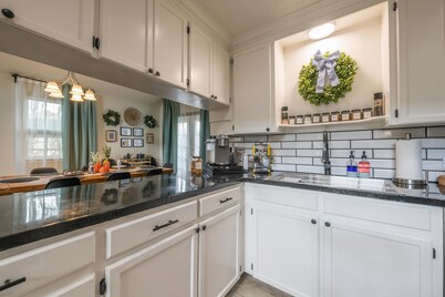 Charming 5 Bedroom w/ Self Check-In, Garage Parking & Pet Friendly