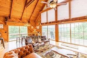 Televisión, chimenea, reproductor de DVD, mesa de ping pong