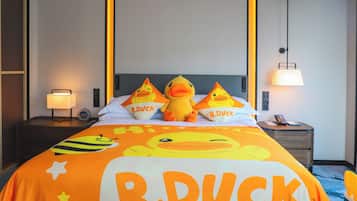 Deluxe Room, 1 King Bed | Minibar, in-room safe, desk, laptop workspace