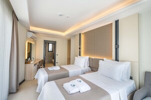 Quarto duplo luxo, várias camas, sacada, vista para a cidade | Roupas de cama premium, cofres nos quartos, quartos à prova de som