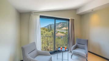 Superior-Zimmer, 1 King-Bett, Nichtraucher, Stadtblick | Wohnbereich | 40-Zoll-Smart-TV mit Satellitenempfang, Fernseher