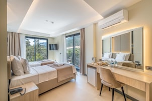 Quarto duplo luxo, várias camas, sacada, vista para a cidade | Roupas de cama premium, cofres nos quartos, quartos à prova de som
