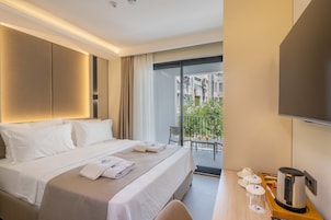 Quarto econômico, 1 cama Queen, sacada, no piso térreo | Roupas de cama premium, cofres nos quartos, quartos à prova de som