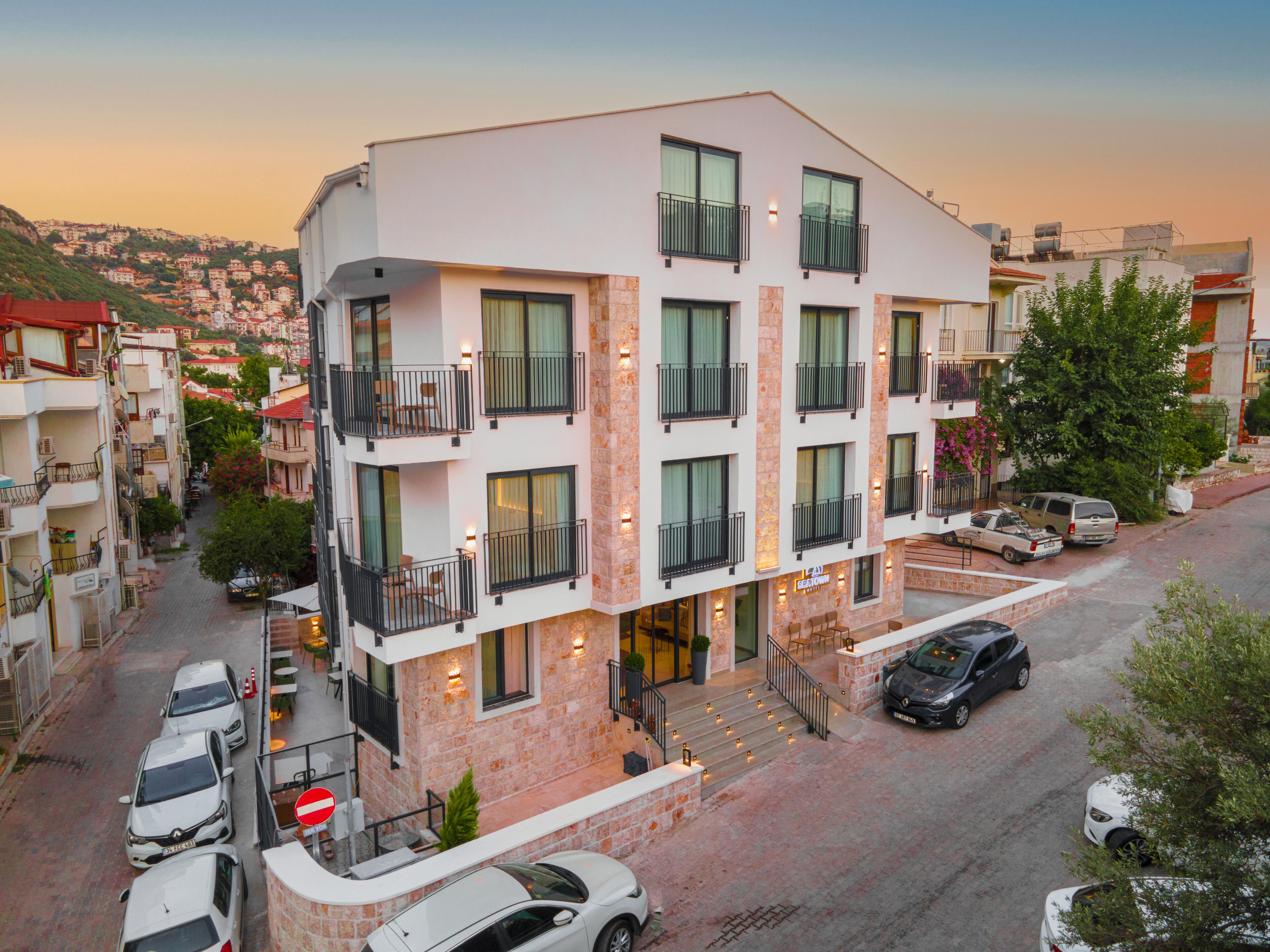 A multi-story hotel with balconies and a street view.