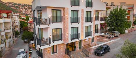 A multi-story hotel with balconies and a street view.