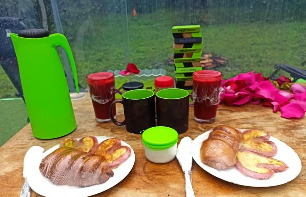 Se ofrece un desayuno continental (8 USD por persona)