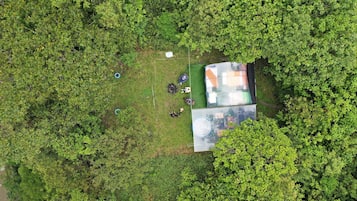 Minibar, decoración personalizada, muebles diferentes y ropa de cama