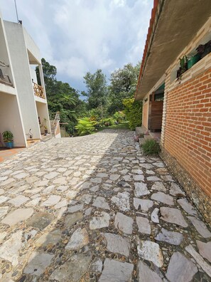 Premium bedding, down duvets, memory-foam beds, individually decorated - Hotel Boutique La Gloria (Cuetzalan del Progreso)