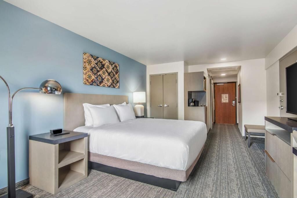 Room, 1 King Bed (Den, Accessible, Tub) | Pillowtop beds, in-room safe, desk, laptop workspace