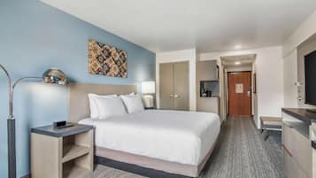 Room, 1 King Bed (Den, Accessible, Tub) | Pillowtop beds, in-room safe, desk, laptop workspace