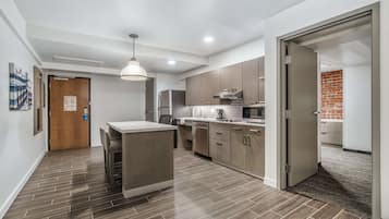 Suite, 1 Bedroom, Kitchen (Accessible, Roll-in Shower) | 1 bedroom, pillowtop beds, in-room safe, desk