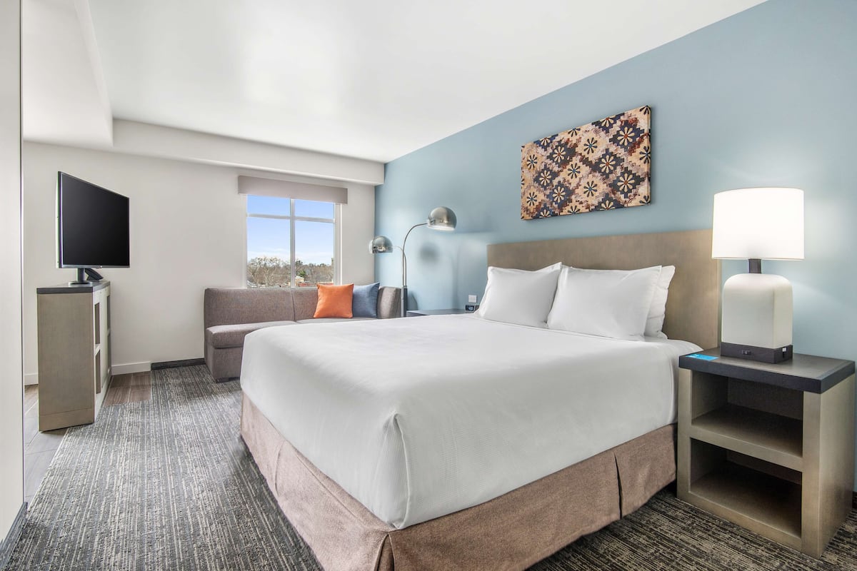 Chambre, 1 trÚs grand lit, accessible aux personnes à mobilité réduite (Tub)