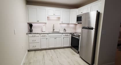Beachcomber Villa - Your Relaxing Beach Town Getaway - Newly Remodeled, King Bed