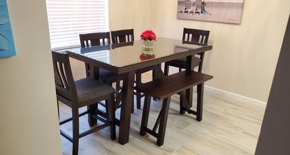 Beachcomber Villa - Your Relaxing Beach Town Getaway - Newly Remodeled, King Bed