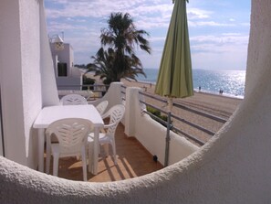 Outdoor dining - BEAUTIFUL APARTMENT IN FIRST LINE OF BEACH M3 (MIAMI PLAYA)