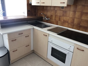 Geladeira, micro-ondas, fogão, cooktop