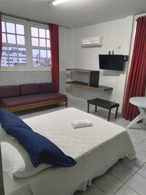 Cobertura luxo | Espaço de trabalho para notebook, Wi-Fi de cortesia, roupa de cama