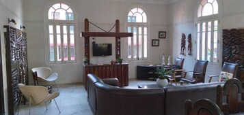 Área de estar no saguão