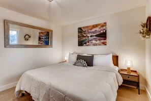 4 slaapkamers, een strijkplank/strijkijzer, gratis wifi, beddengoed